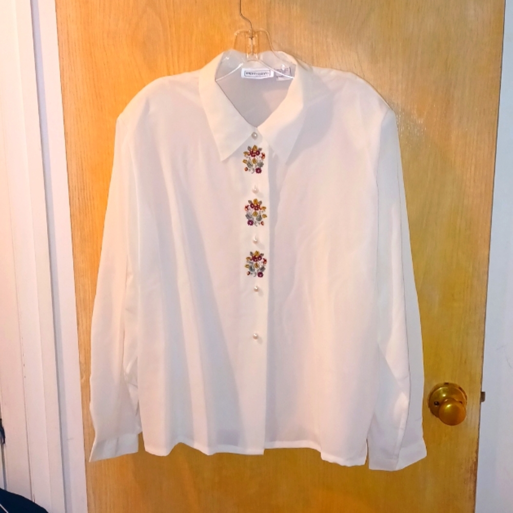 Impressions of California Blouse. 3 Embroidered flower bunches on button down.